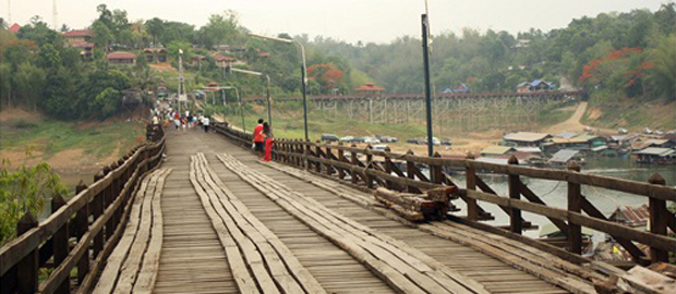 ทำบุญตักบาตรตอนเช้า สะพานไม้มอญ สังขละบุรี